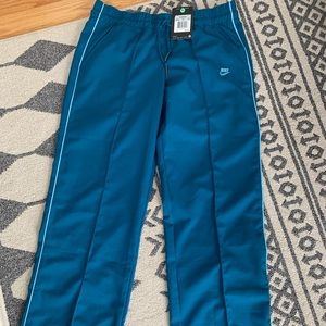 Women’s Nike XS Jogging Pants. NWT.